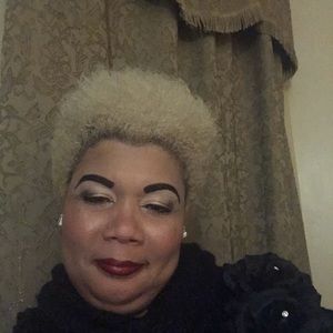 Meet your Posher, Larissa